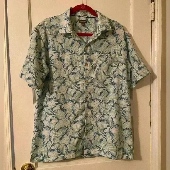 Van Heusen button down short sleeve shirt size large made of polyester. - Picture 1 of 4